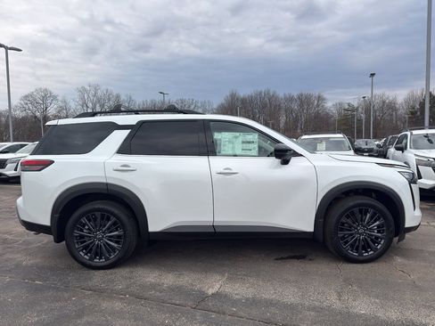 New 2026 Nissan Pathfinder SL image 4