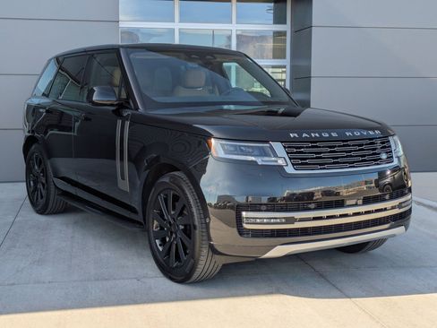 Used 2025 Land Rover Range Rover SE AWD/4WD image 3