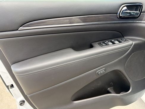 Used 2019 Jeep Grand Cherokee Overland AWD/4WD image 13
