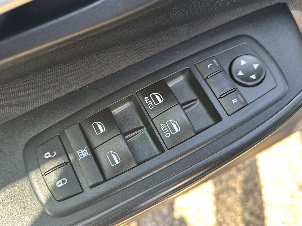 Used 2016 Jeep Cherokee Latitude w/ Cold Weather Group AWD/4WD image 15