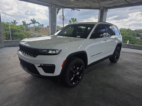 New 2025 Jeep Grand Cherokee Limited w/ Black Appearance Package image 9