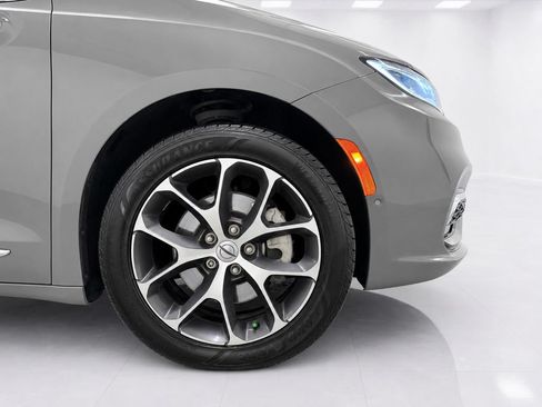 Used 2021 Chrysler Pacifica Limited w/ Uconnect Theater Family Group AWD/4WD image 8