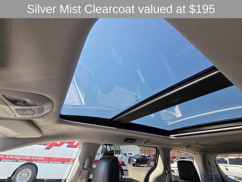 Used 2024 Chrysler Pacifica Limited FWD image 3