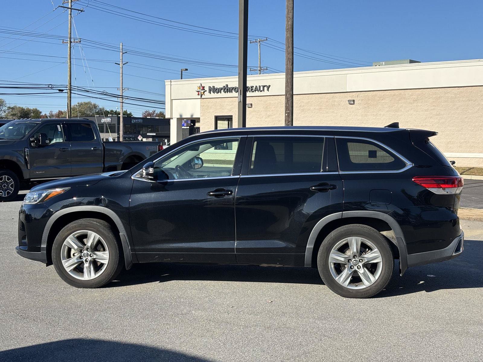 Used 2017 Toyota Highlander Limited AWD/4WD image 7