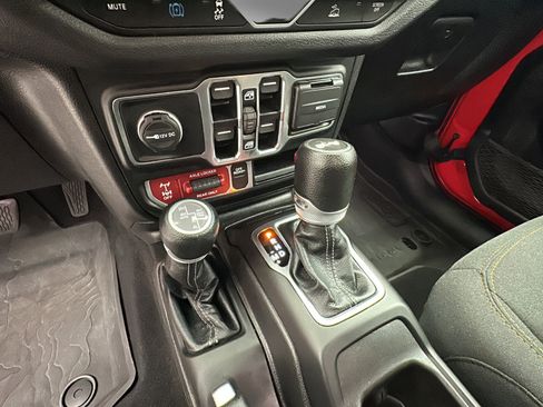 Used 2024 Jeep Wrangler Unlimited AWD/4WD image 19