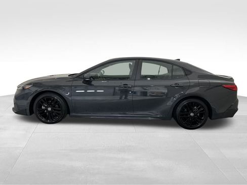 Used 2025 Toyota Camry SE image 2