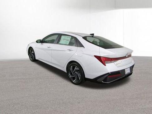 Used 2024 Hyundai Elantra Limited image 8