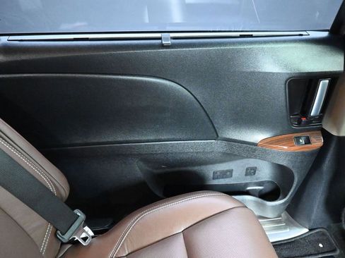 Used 2018 Toyota Sienna Limited image 43