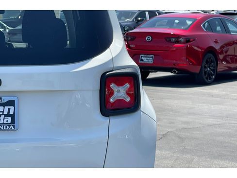 Used 2017 Jeep Renegade Altitude FWD image 16