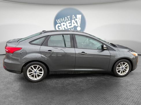 Used 2017 Ford Focus SE image 2
