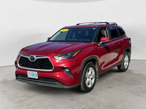 Used 2023 Toyota Highlander LE AWD/4WD image 3