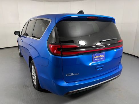 New 2027 Chrysler Pacifica Select FWD image 6
