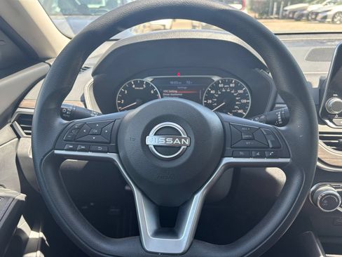 Used 2025 Nissan Altima 2.5 SV FWD image 25