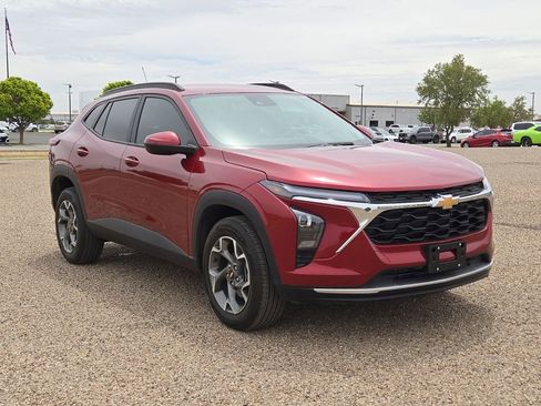 Used 2025 Chevrolet Trax LT FWD image 7