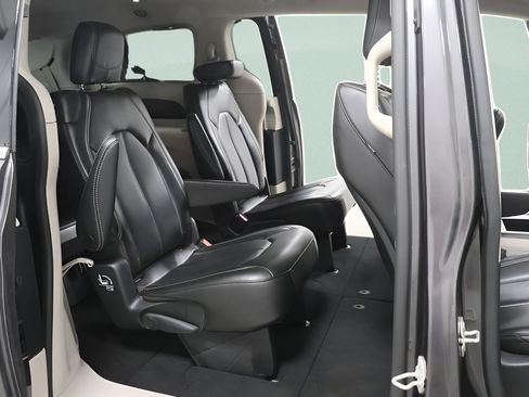 Used 2023 Chrysler Pacifica Touring-L FWD image 26