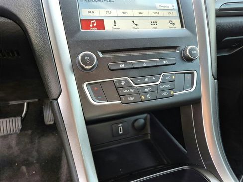 Used 2017 Ford Fusion SE w/ Equipment Group 201A image 24