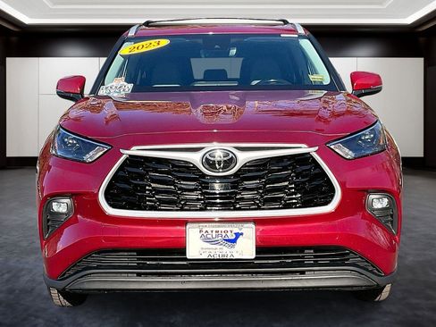 Used 2023 Toyota Highlander XLE image 3