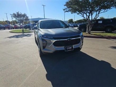 Used 2024 Chevrolet Trax LS w/ LS Convenience Package image 2