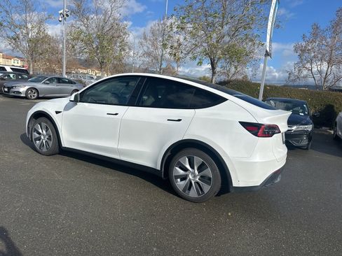 Used 2021 Tesla Model Y Long Range image 4