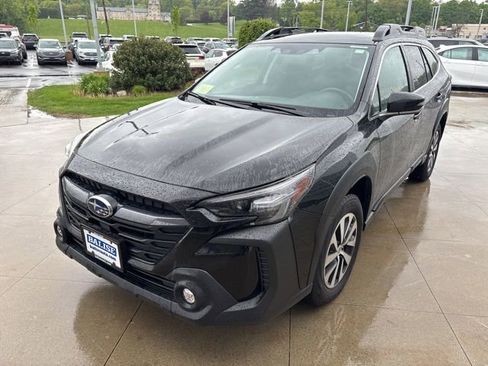 Used 2025 Subaru Outback Premium AWD/4WD image 3