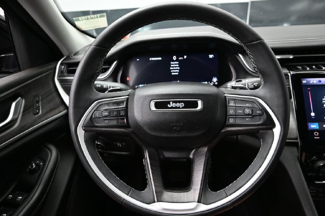 Used 2023 Jeep Grand Cherokee Limited w/ Black Appearance Package AWD/4WD image 27