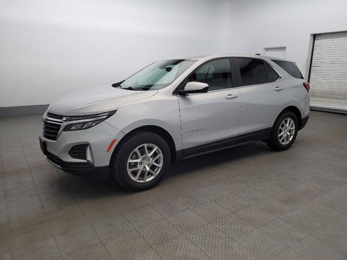 Used 2022 Chevrolet Equinox LT w/ Driver Convenience Package image 2