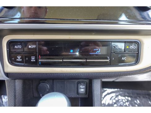 Used 2018 Toyota Corolla LE FWD image 17