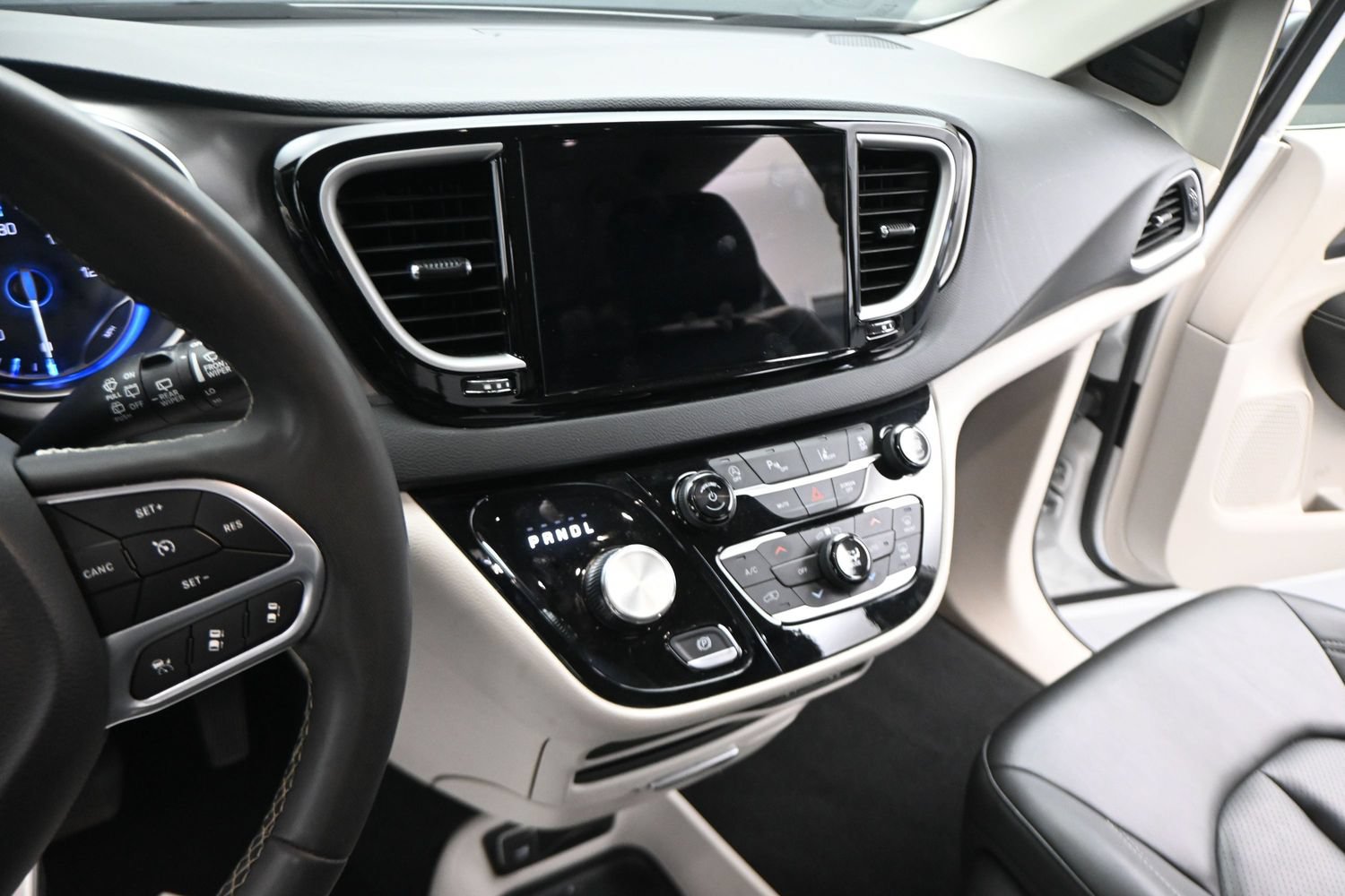 Used 2024 Chrysler Pacifica Touring-L FWD image 5