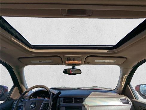 Used 2014 Chevrolet Suburban LT image 19