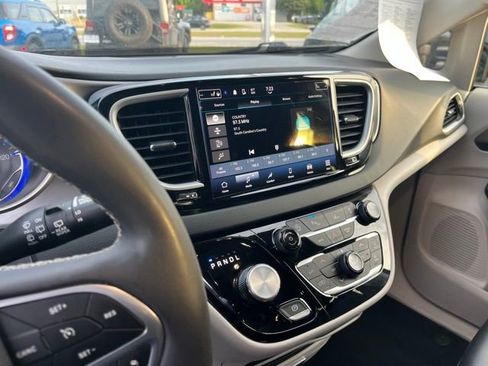 Used 2023 Chrysler Pacifica Touring-L FWD image 24