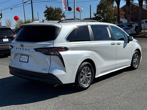 Used 2023 Toyota Sienna XLE image 3