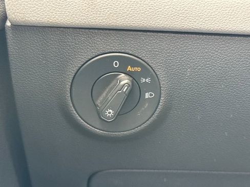 Used 2022 Volkswagen Taos SE image 33