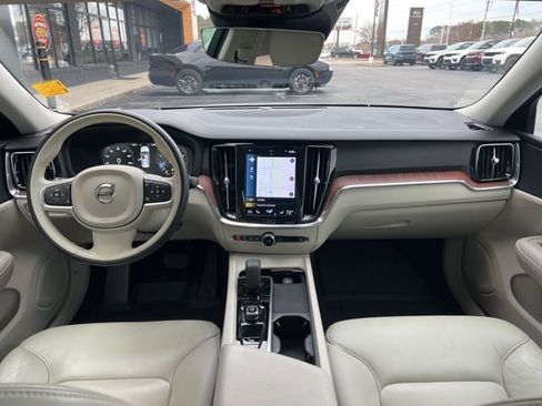 Used 2022 Volvo S60 B5 Momentum w/ Premium Package image 18