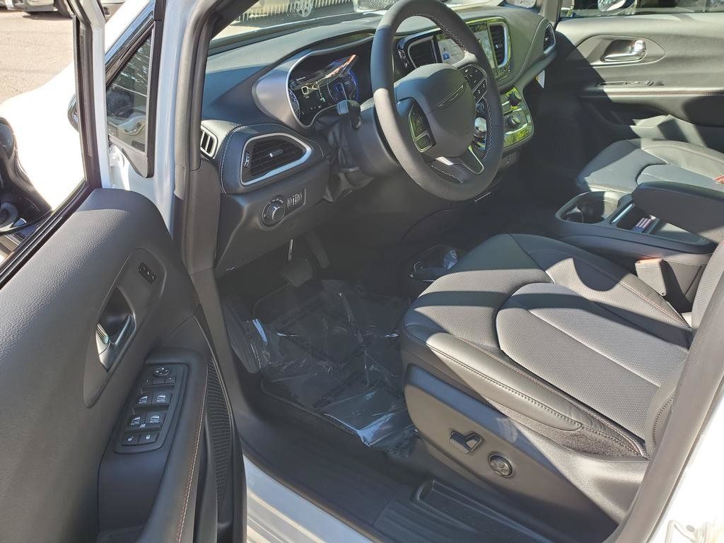 New 2027 Chrysler Pacifica Select FWD image 6