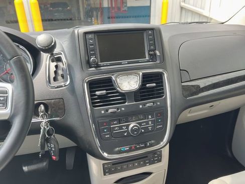 Used 2011 Chrysler Town & Country Touring-L w/ Entertainment Group #2 FWD image 27
