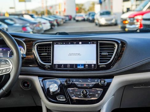 Used 2023 Chrysler Pacifica Limited image 13