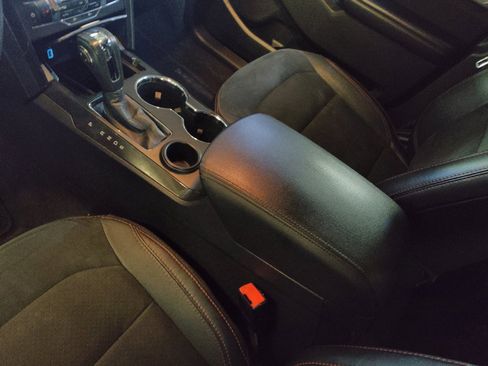 Used 2018 Ford Explorer XLT w/ Equipment Group 202A FWD image 26