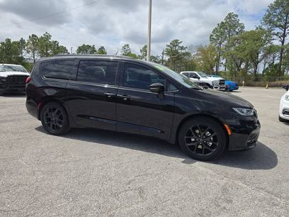 New 2026 Chrysler Pacifica Select w/ S Appearance Package