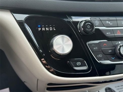 Used 2023 Chrysler Pacifica Touring-L image 22