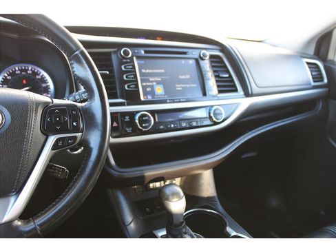 Used 2017 Toyota Highlander SE image 22