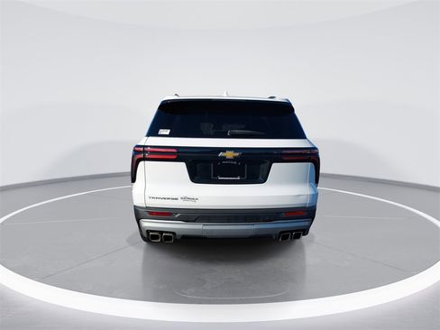 Used 2025 Chevrolet Traverse LT image 7