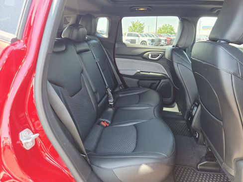 Used 2025 Jeep Compass Latitude w/ Sun & Sound Group AWD/4WD image 16