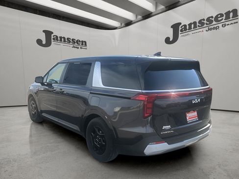 Used 2026 Kia Carnival FWD image 2