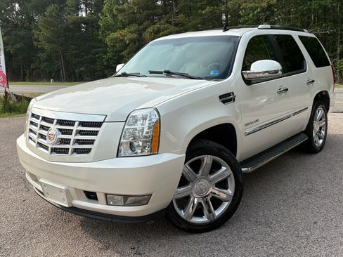 Used 2011 Cadillac Escalade Premium AWD/4WD image 2