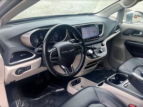 Used 2021 Chrysler Pacifica Touring-L FWD image 13