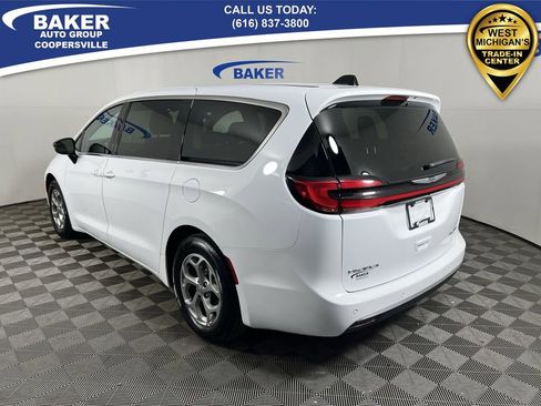 Used 2024 Chrysler Pacifica Limited image 7