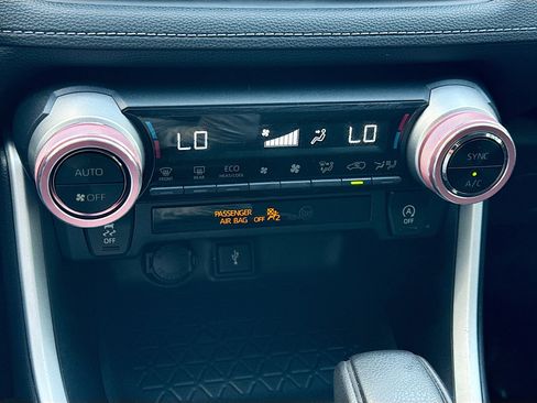 Used 2021 Toyota RAV4 XLE AWD/4WD image 32