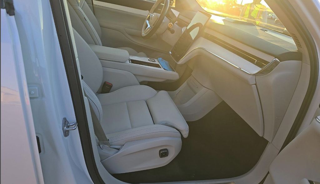 Used 2025 Volvo EX90 Ultra AWD/4WD image 13