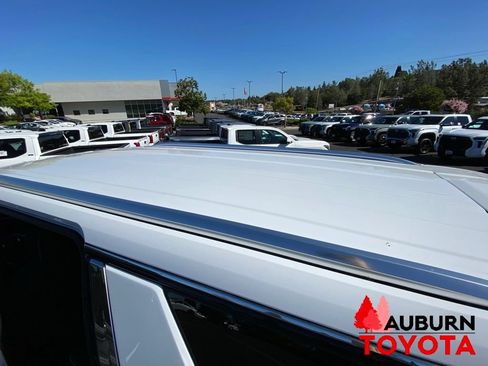 Used 2025 GMC Yukon Elevation AWD/4WD image 9