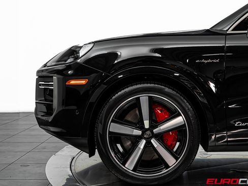 Used 2025 Porsche Cayenne Turbo image 13